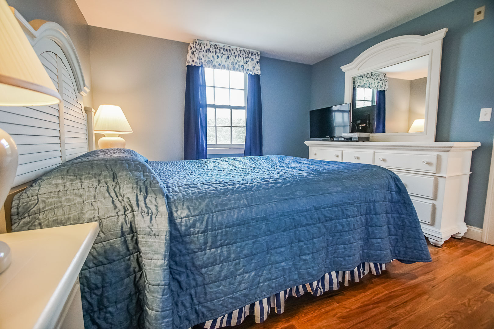 A cozy bedroom at VRI's Beachside Village Resort in Massachusetts.